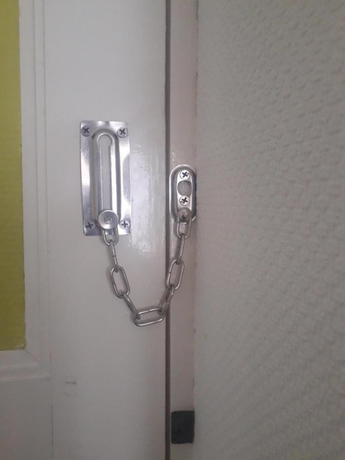 Chambre Meublee Au Coeur De Ville - Chez L'Habitant Le Creusot Bagian luar foto