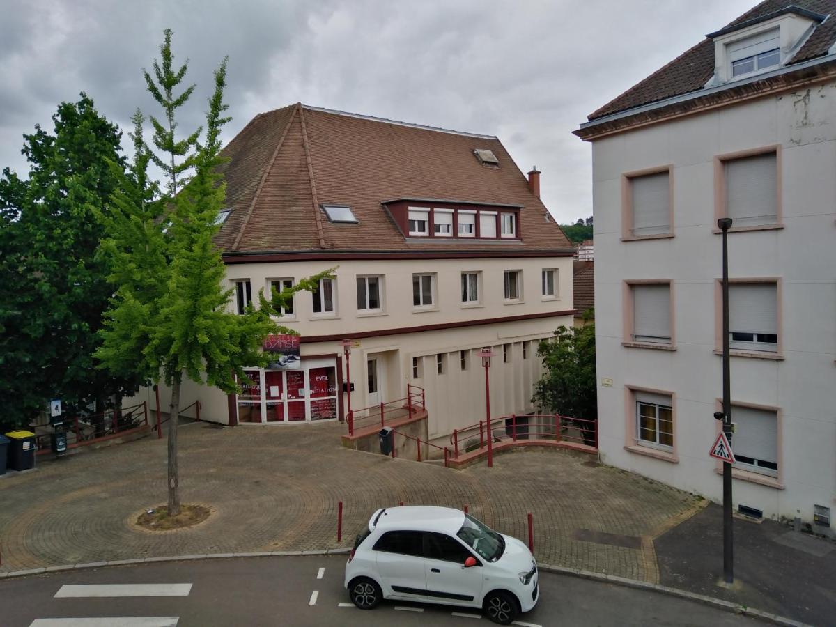 Chambre Meublee Au Coeur De Ville - Chez L'Habitant Le Creusot Bagian luar foto