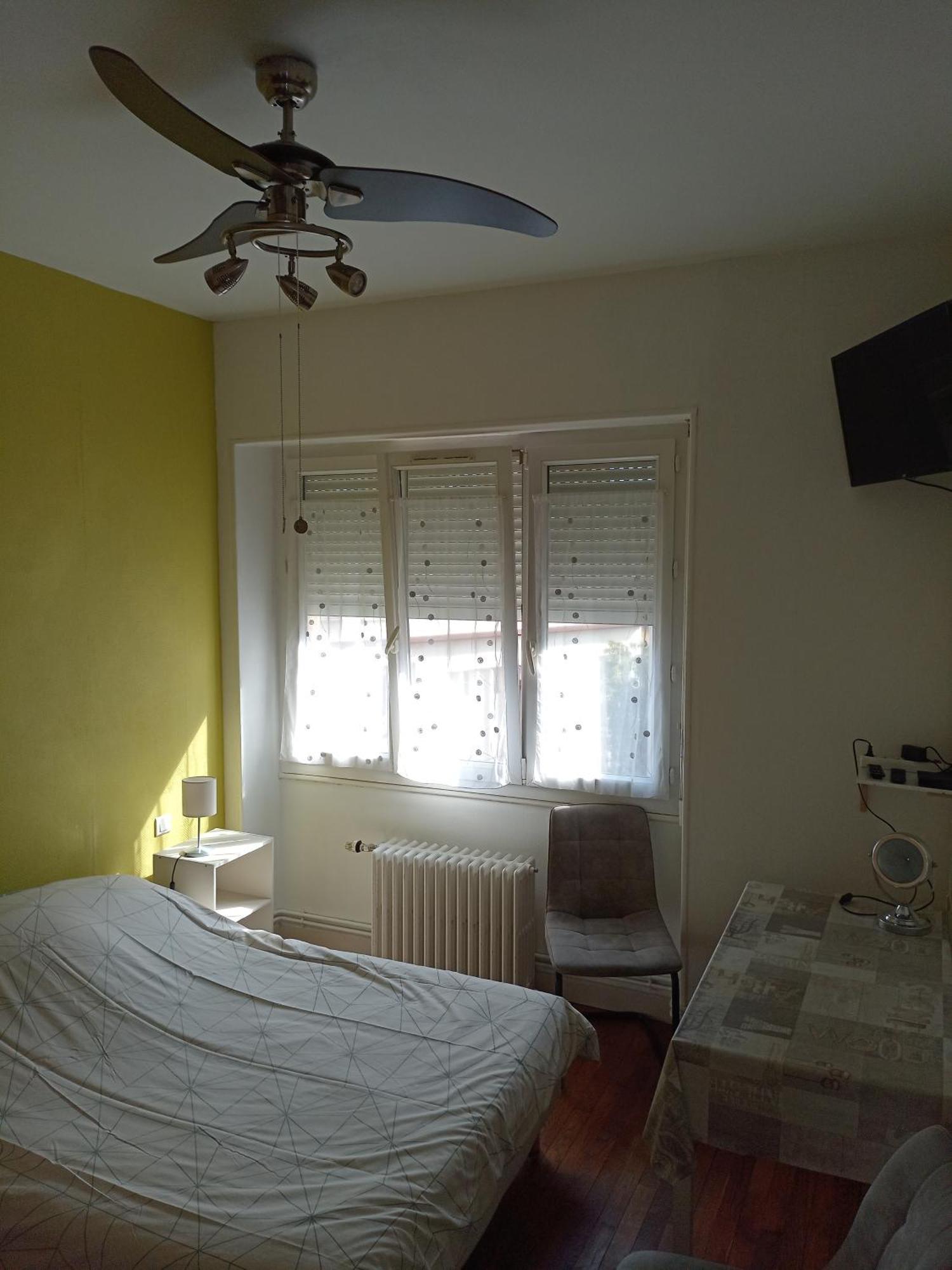 Chambre Meublee Au Coeur De Ville - Chez L'Habitant Le Creusot Bagian luar foto