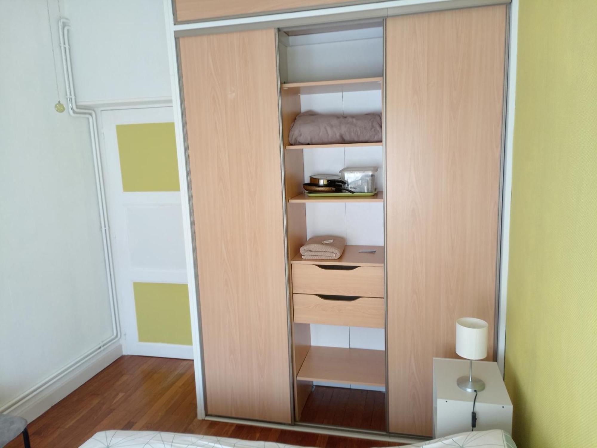 Chambre Meublee Au Coeur De Ville - Chez L'Habitant Le Creusot Bagian luar foto