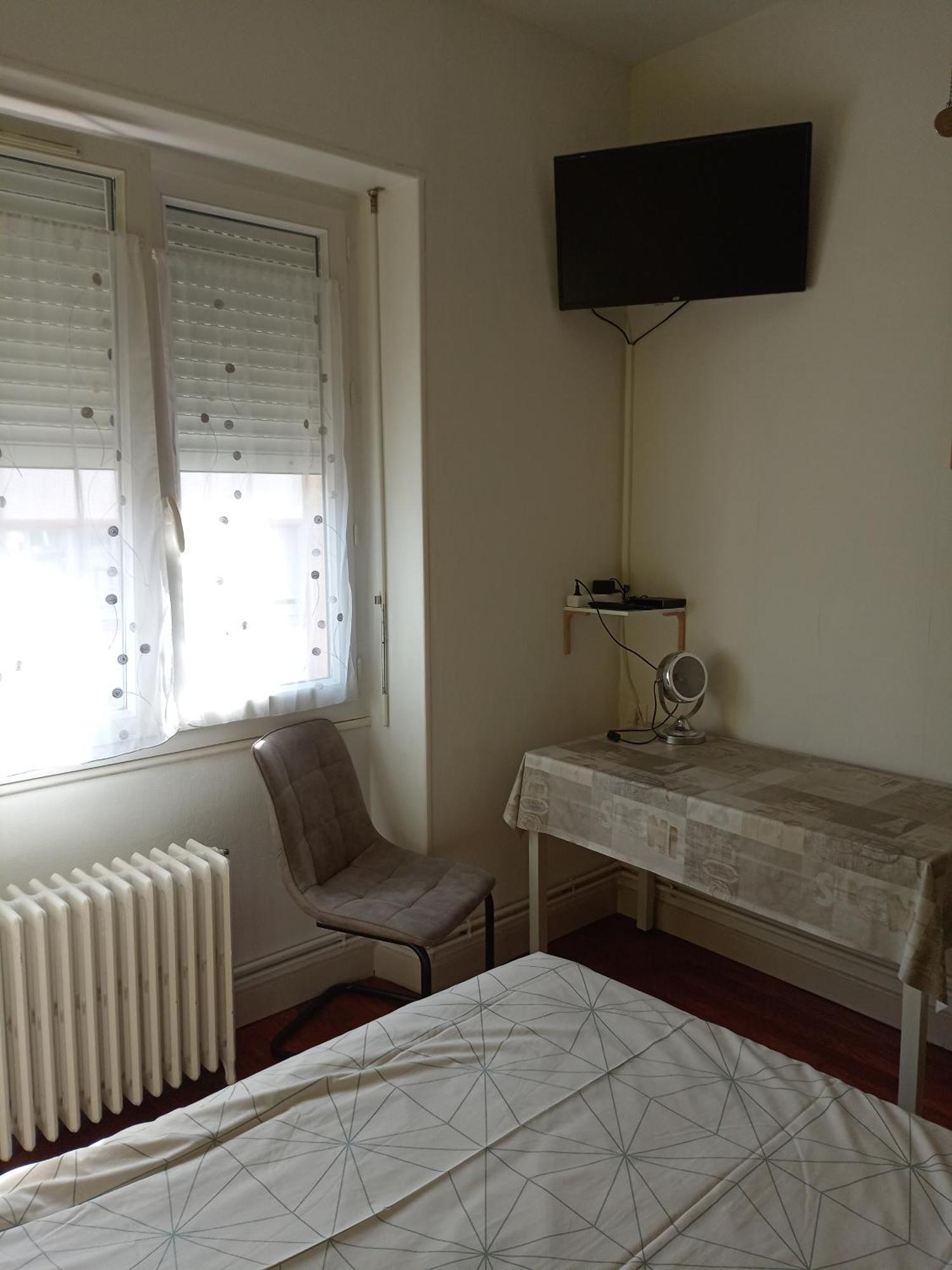 Chambre Meublee Au Coeur De Ville - Chez L'Habitant Le Creusot Bagian luar foto