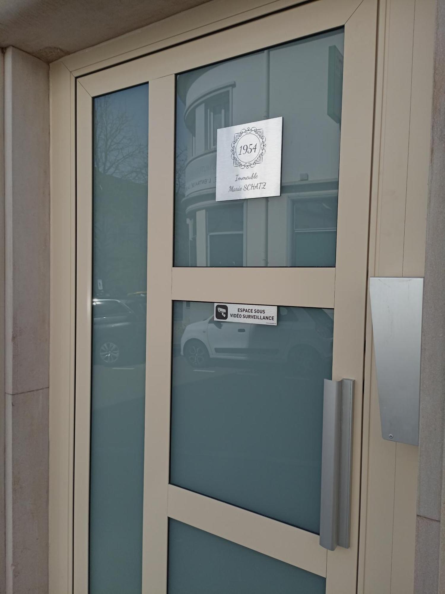 Chambre Meublee Au Coeur De Ville - Chez L'Habitant Le Creusot Bagian luar foto